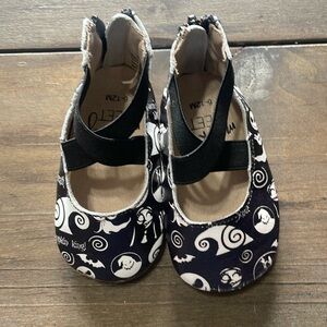 Monkey feet good condition - nightmare before Christmas 
6-12m